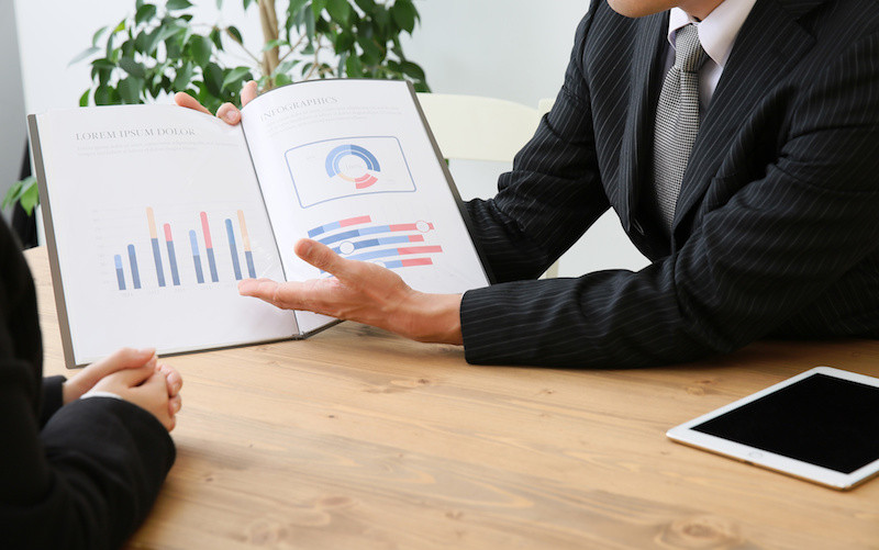 グラフ資料の説明をしている様子